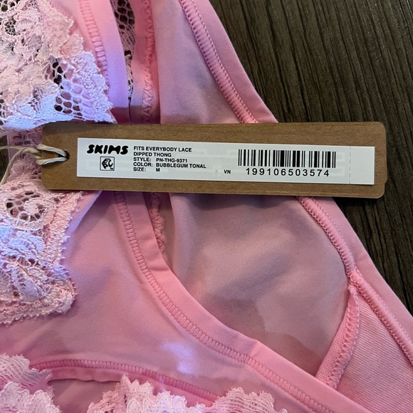 SKIMS Fits Everybody Lace
Scoop Bralette and Thong bundle Bubblegum color - Picture 12 of 13